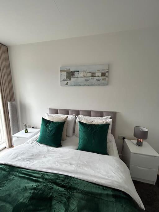 Contemporary Urban Retreat, 2-Bedroom Haven By London City Airport Экстерьер фото