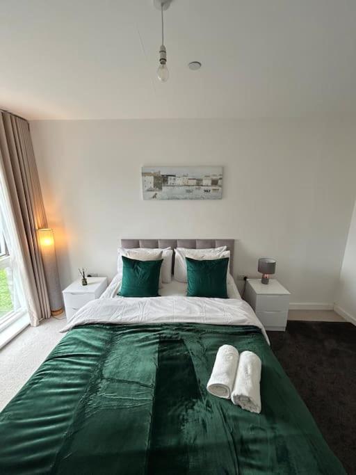 Contemporary Urban Retreat, 2-Bedroom Haven By London City Airport Экстерьер фото