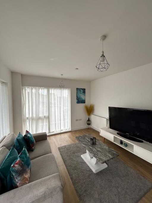 Contemporary Urban Retreat, 2-Bedroom Haven By London City Airport Экстерьер фото