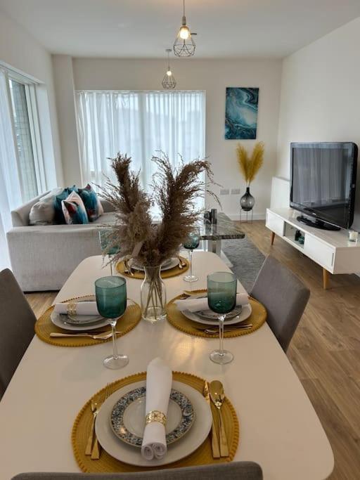 Contemporary Urban Retreat, 2-Bedroom Haven By London City Airport Экстерьер фото