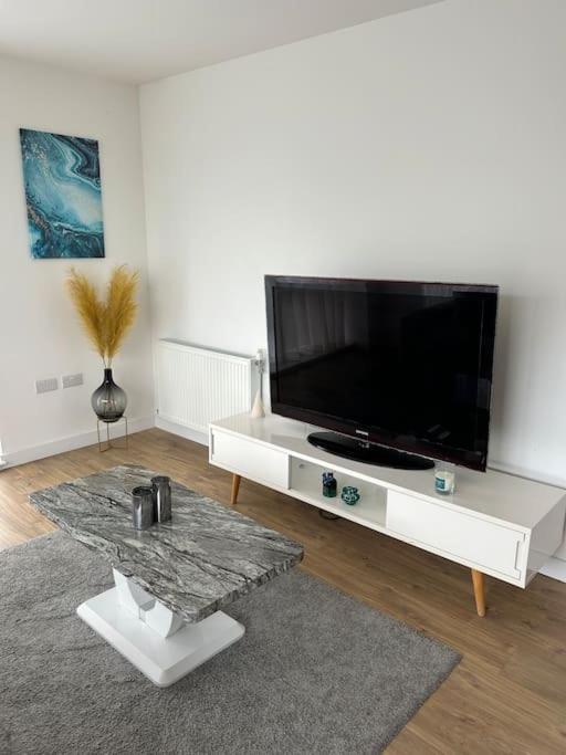 Contemporary Urban Retreat, 2-Bedroom Haven By London City Airport Экстерьер фото