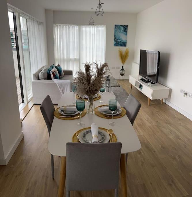 Contemporary Urban Retreat, 2-Bedroom Haven By London City Airport Экстерьер фото