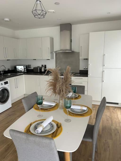 Contemporary Urban Retreat, 2-Bedroom Haven By London City Airport Экстерьер фото